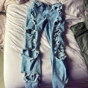 29 American eagle ripped jeans